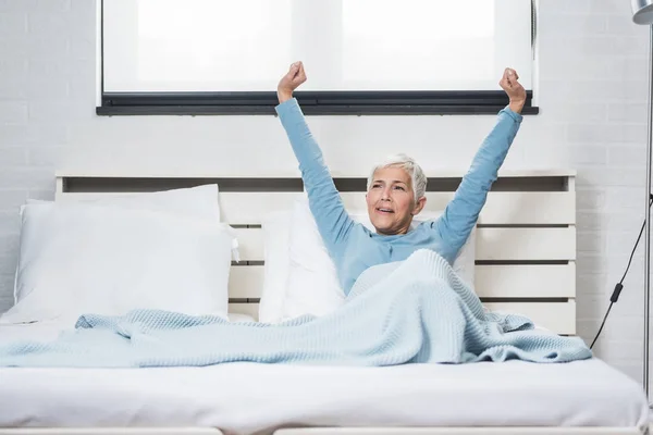 Feliz Gris Pelo Senior Mujer Estiramiento Cama Después Despertar Mañana — Foto de Stock