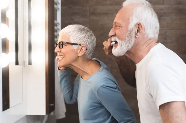 Nahaufnahme Eines Älteren Paares Beim Gemeinsamen Zähneputzen Badezimmer — Stockfoto