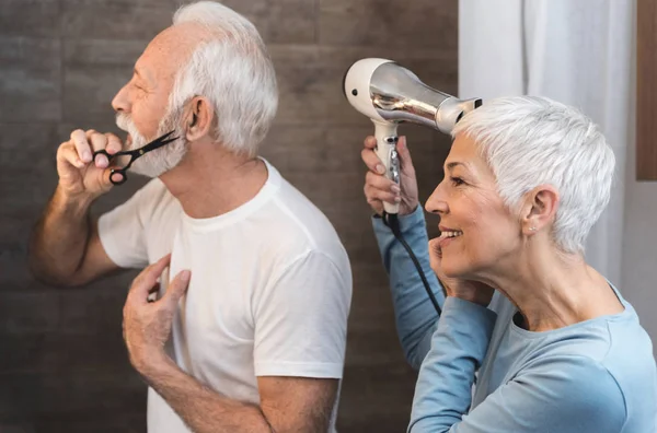 Mannen Klipper Sitt Vita Skägg Med Sax Och Kvinnan Torkar — Stockfoto