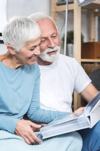 Senior Par Sovrum Titta Deras Bröllop Bilder Fotoalbum — Stockfoto