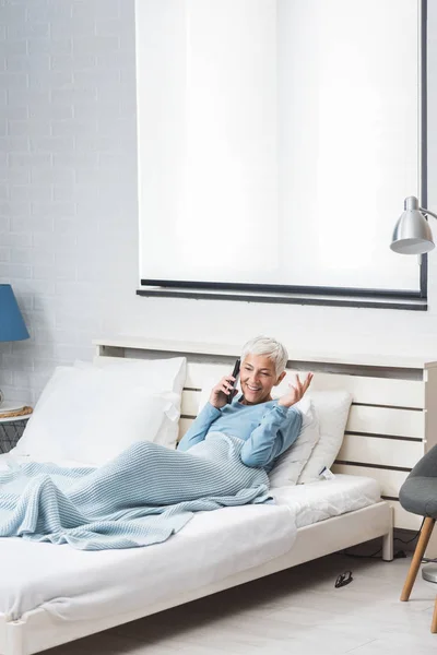 Mujer Mayor Alegre Relajándose Cama Despertando Por Mañana Hablando Por — Foto de Stock