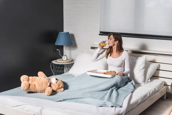 Chica Joven Pijama Con Osito Peluche Habitación Moderna Bebe Jugo — Foto de Stock