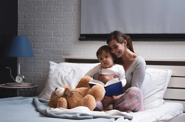 Ung Vacker Mamma Läser För Bebisen Boken Innan Går Till — Stockfoto