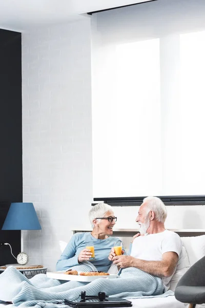 Glada Äldre Par Som Äter Hälsosam Frukost Sitt Sovrum — Stockfoto