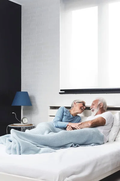 Romantikus Idős Pár Nevet Miközben Otthon Fekszik Ágyban — Stock Fotó