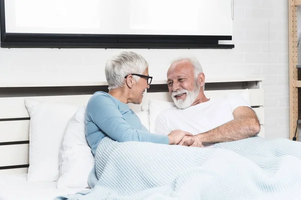 Pasangan Senior Romantis Tertawa Sambil Berbaring Tempat Tidur Rumah — Stok Foto