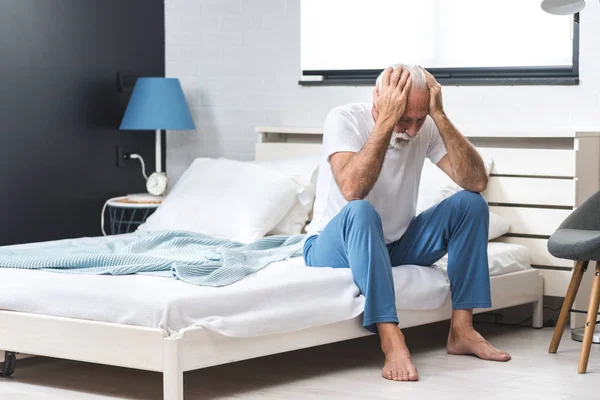 Anciano Retirado Sostiene Cabeza Entre Sus Manos Mientras Está Sentado — Foto de Stock