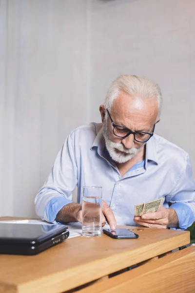 Pensionato Immaginario Che Legge Una Bolletta Della Luce Concetto Stipendio — Foto Stock