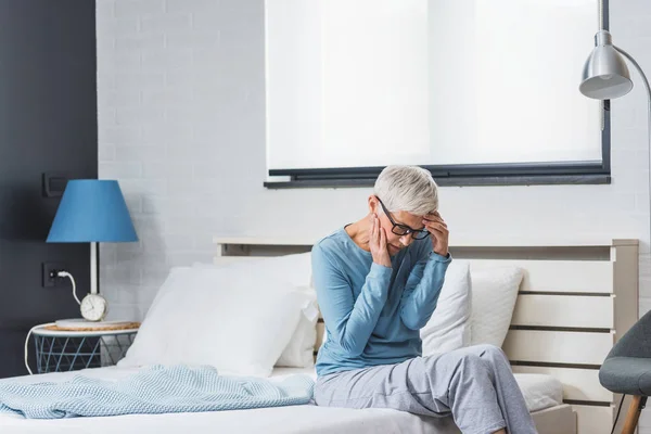Seniorin Leidet Nach Schlaf Hause Bett Unter Kopfschmerzen Und Migräne — Stockfoto