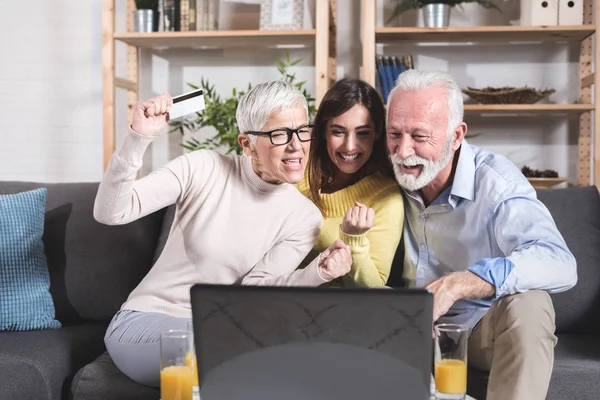 Lycklig Familj Vinner Online Lott Och Ser Fram Emot Att — Stockfoto