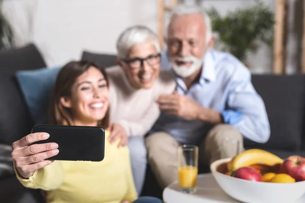 Föräldrar Sin Moderna Lägenhet Med Sin Dotter Gör Selfies Telefonen — Stockfoto