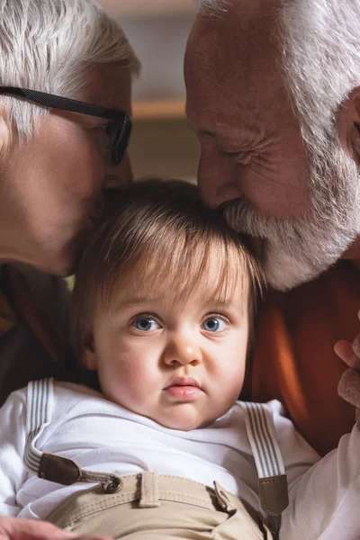 Avós Felizes Sentados Sofá Com Bebê Ano — Fotografia de Stock