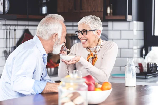 Pasangan Senior Menikmati Waktunya Rumah Dapur Dengan Sarapan Pagi Hari — Stok Foto