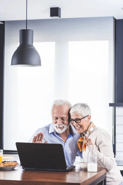 Två Äldre Personer Ringer Videosamtal Digital Surfplatta Modernt Kök — Stockfoto