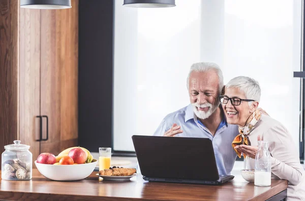 Dua Orang Senior Membuat Video Call Pada Tablet Digital Dapur — Stok Foto