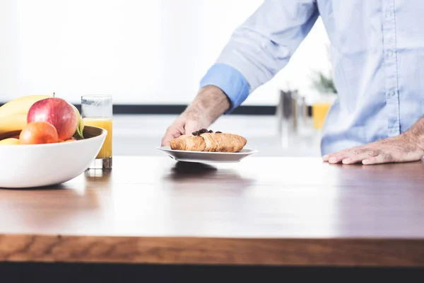 Обрізане Зображення Руки Людини Тримає Тарілку Шоколадним Круасаном Сніданок — стокове фото