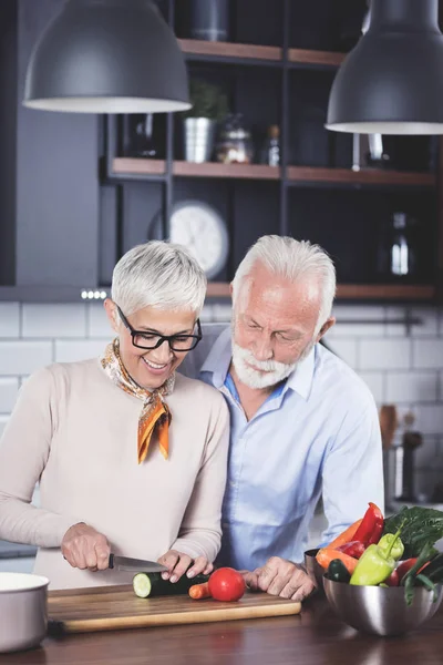 Pasangan Senior Yang Cantik Memasak Bersama Dapur Konsep Makanan Sehat — Stok Foto