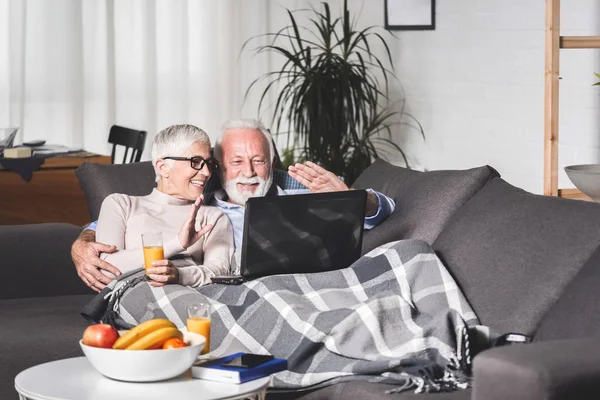 Coppia Anziana Sdraiata Sul Divano Che Parla Internet Tablet Con — Foto Stock