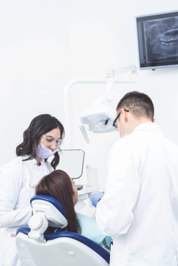 Genç ve güzel bir kızın dişçilere diş muayenesi yaptırması. Diş hekimliğinde diş tedavisi prosedürünü kapat. Diş sağlığı, sağlıklı dişler, ilaç ve sağlık hizmetleri kavramı