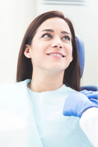 Imagem Frontal Menina Bonita Satisfeito Estúdio Dentista Conceito Saúde Dentária — Fotografia de Stock