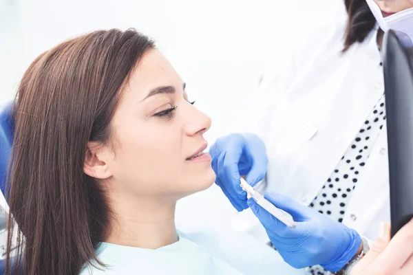 Recepção Dentista Dentes Saudáveis Paciente Feliz Dentes Bonitos Selecionando Uma — Fotografia de Stock
