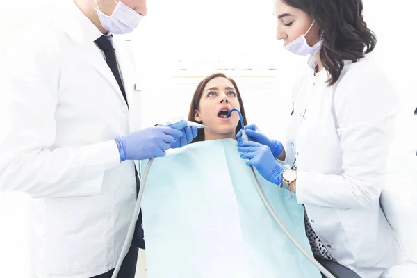 歯を持った若い美少女が歯科医で診察した 歯科事務所で歯科治療の手順を閉じます 健康的な歯 医学と医療の概念 空間イメージの背景とコピー — ストック写真