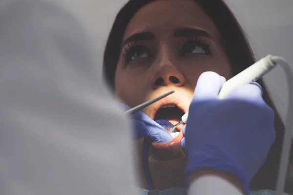 Giovane Paziente Ragazza Con Bocca Aperta Dal Dentista Esame Copia — Foto Stock