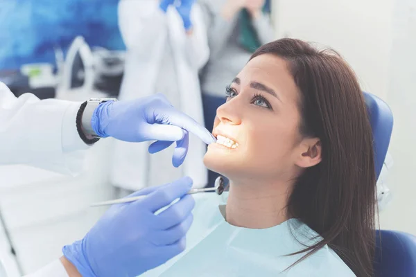 Examen Dental Una Paciente Joven Imagen Primer Plano Con Concepto Imagen De Stock