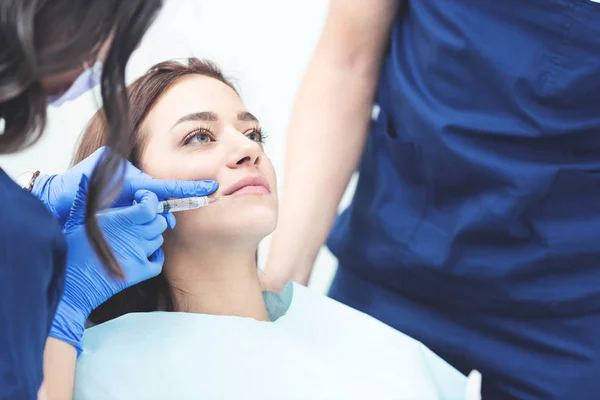 Close Mãos Cosmetologist Que Faz Injeção Lábios Femininos Ela Está — Fotografia de Stock