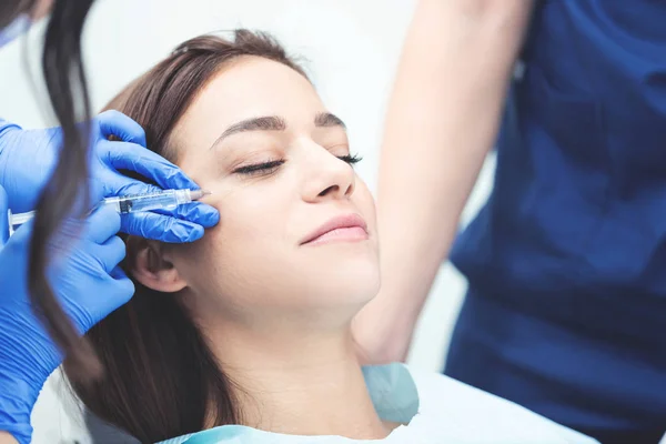 Close Hands Cosmetologist Making Injection Female Face She Holding Syringe — Fotografia de Stock