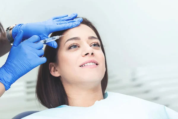 Close Hands Cosmetologist Making Injection Female Forehead She Holding Syringe lizenzfreie Stockbilder