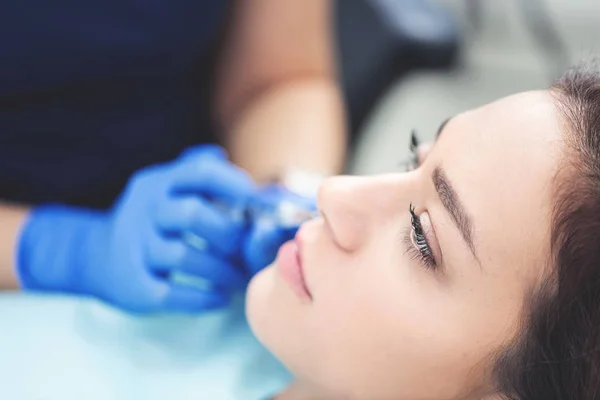 Close Hands Cosmetologist Making Injection Female Lips She Holding Syringe lizenzfreie Stockbilder
