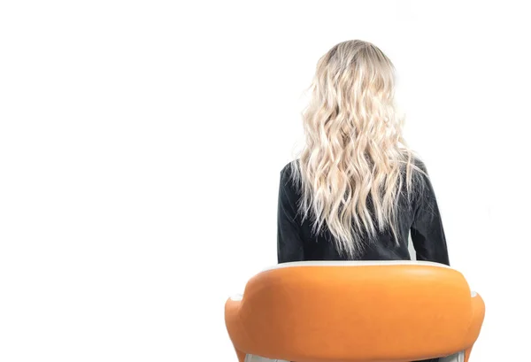 금발의 머리를 매력적 소녀의 뒷모습 현대적 스타일의 발라야 복제품 광고판 — 스톡 사진