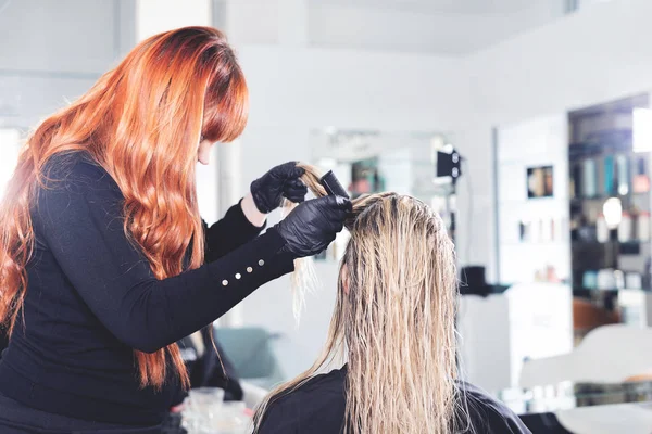 Profesionální Kadeřnice Barvení Vlasů Svého Klienta Zadní Pohled Klienta Mokrými — Stock fotografie