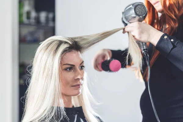 Nahaufnahme Einer Jungen Frau Mit Langen Blonden Haaren Und Einem lizenzfreie Stockfotos