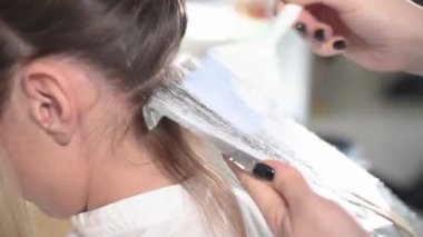 Kuaför, kuaförde uzun sarı saç kurutma makinesi ve kuaförde yeni saç kurutma makinesi..