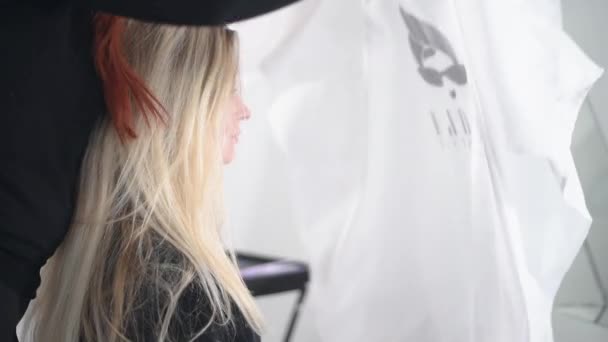 Kapper Drogen Lang Blond Haar Met Nieuwe Moderne Haardroger Salon — Stockvideo