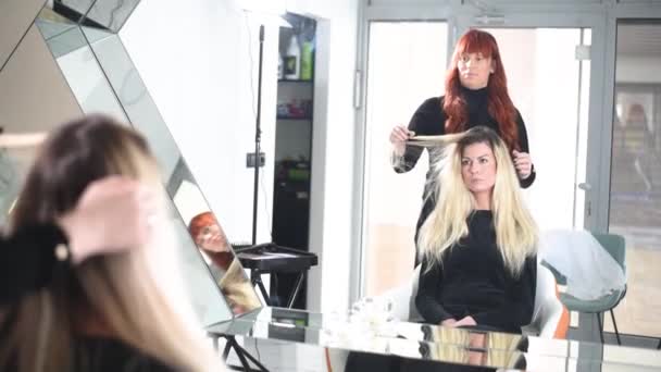 Hairdresser Drying Long Blonde Hair New Modern Hair Dryer Salon — Vídeo de stock