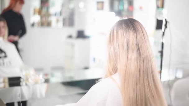 Hairdresser Drying Long Blonde Hair New Modern Hair Dryer Salon — Vídeos de Stock