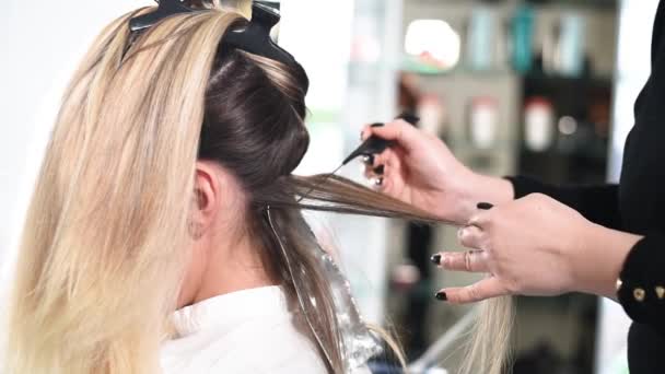 Fryzjer Suszenie Długie Blond Włosy Nową Nowoczesną Suszarką Włosów Salonie — Wideo stockowe