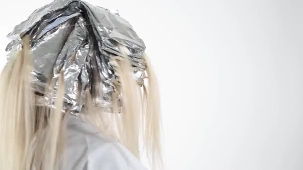 Friseur Trocknet Lange Blonde Haare Mit Neuem Modernen Haartrockner Salon — Stockvideo