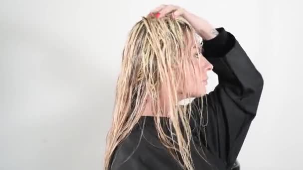 Ξανθιά Κοπέλα Κάθεται Ένα Κομμωτήριο Βαμμένα Μαλλιά — Αρχείο Βίντεο