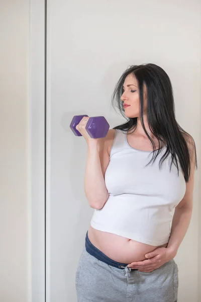 Gravid Kvinna Sträcker Sig Hemma Motion Vid Nio Månaders Graviditet — Stockfoto