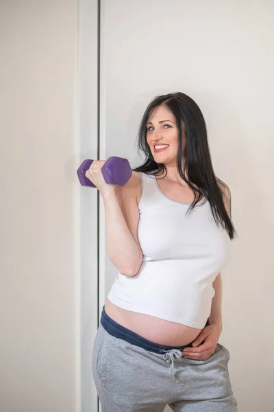 Gravid Kvinna Sträcker Sig Hemma Motion Vid Nio Månaders Graviditet — Stockfoto