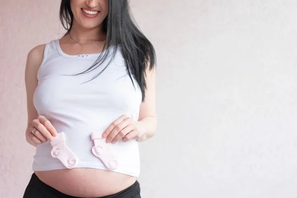 Imagen Recortada Calcetines Pequeños Para Feto Vientre Mujer Embarazada Feliz — Foto de Stock