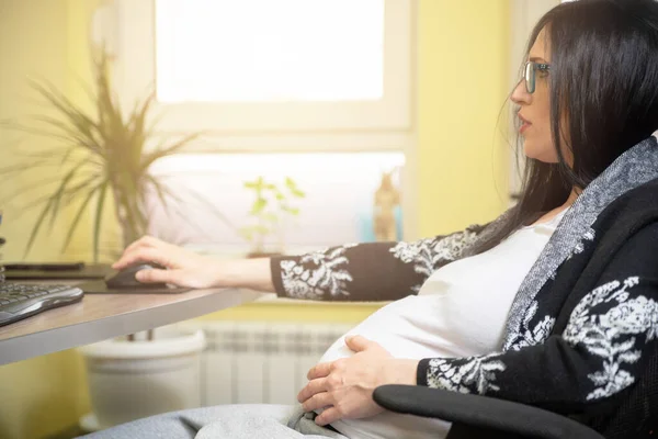 Беременная Красивая Женщина Работающая Ноутбуке Изображение Беременной Бизнес Леди Сидящей — стоковое фото