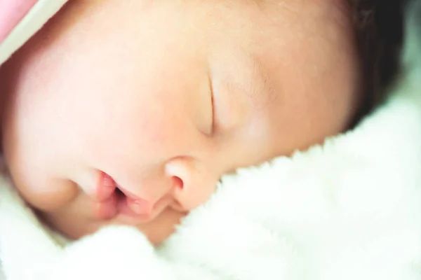 可爱的新生儿吃完饭睡在白色的毯子上 复制空间 闭路图片 — 图库照片