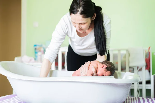 Mamma Badar Sitt Barn För Första Gången Babyrummet — Stockfoto