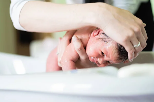 Närbild Oigenkännlig Mor Badar Sitt Nyfödda Barn Hon Tvättar Baby — Stockfoto