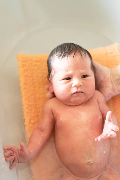 Det Nyfödda Barnet Njuter Ett Varmt Bad Roligt Babyansikte Första — Stockfoto